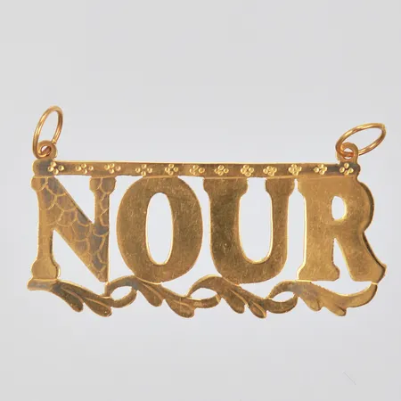 Hänge "NOUR" längd: ca 4,8cm bredd: ca 21mm aning böjd 21K Vikt: 5,8 g