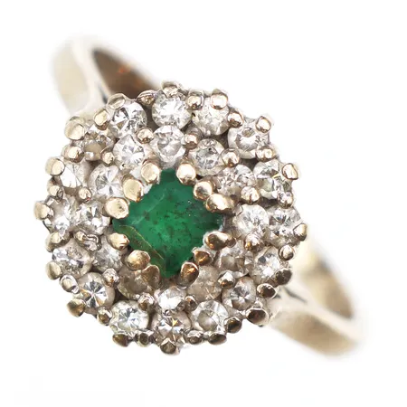 Ring med smaragd och 28 diamanter ca 0,02ct, stl: 18¼, bredd ca 2-13mm, vitguld, 18K. Vikt: 5,7 g