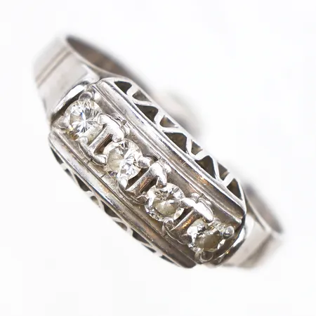 Ring med diamanter, 4 x ca 0,02ct, stl:18½, bredd 2,2-7,3mm, vitguld, 18K. Vikt: 3,9 g