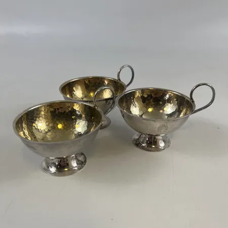 3 punchmuggar, höjd 4cm, bredd 6,5cm, förgyllning, hamrad yta, 830/1000 silver. Vikt: 100,8 g
