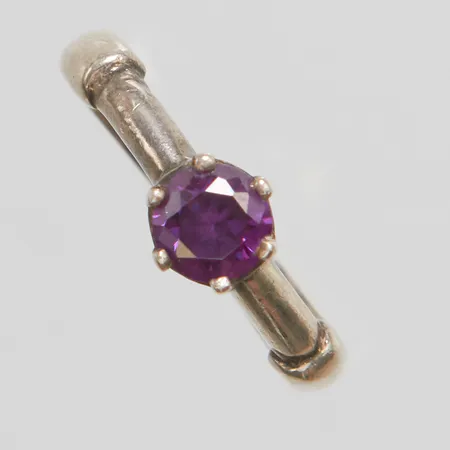 Ring med lila sten stl:16¼ bredd: 2,5mm, silver 925/1000 Vikt: 2,8 g