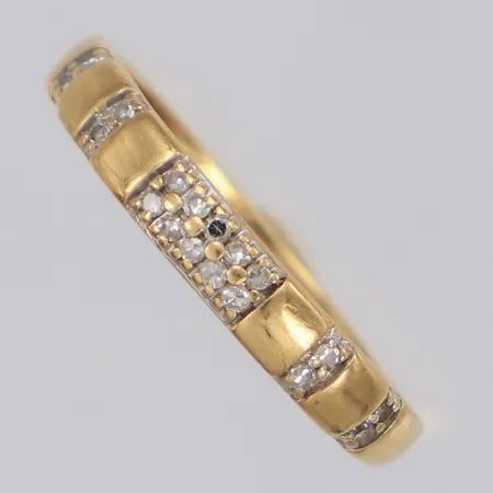 Ring med åttkantslipade diamanter ca 0,06ctv GHA, stl 16, repor 18K  Vikt: 1,4 g