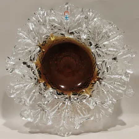 Skål Humppila Pertti Santalahti Finland höjd ca 4,5cm bredd 30cm bruntonat glas repor etikettmärkt.