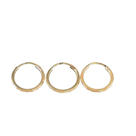 Örhängen Creoler i 18K guld, tre st, mönstrad modell, diameter 10 mm, tjocklek 1 mm, fint skick Vikt: 0,4 g