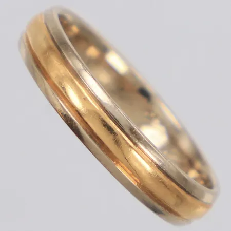 Ring tvåfärgad stl:17¼, bredd 4mm, gravyr, 18K Vikt: 3,4 g