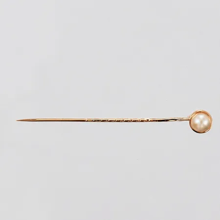 Slipsnål med saltvattenspärla längd: ca 5,5cm bredd: ca 1mm pärla Ø ca 6mm Markströms Guldsmeds Ab K G år 1964 med svensk kontrollstämpel 18K Vikt: 1 g