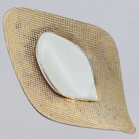 Brosch med vit emalj, längd 75mm, bredd 45mm, saknar låsmekanism, J. Tostrup Norway, förgyllt 925/1000 silver Vikt: 21,5 g