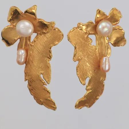 Örhängen med odlade pärlor, längd 45mm, bredd 27mm, en snurrebuss saknas, 14K Vikt: 12,5 g