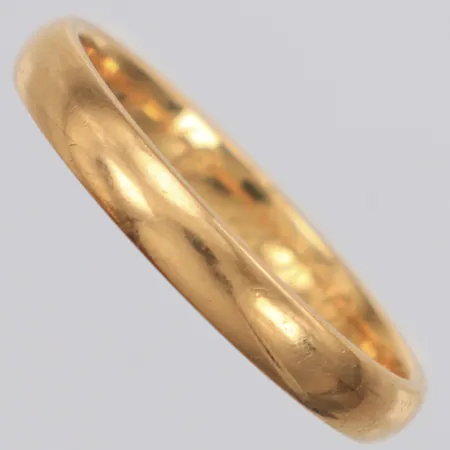 Ring slät stl:20¾, bredd 4mm, gravyr, 18K Vikt: 5,1 g