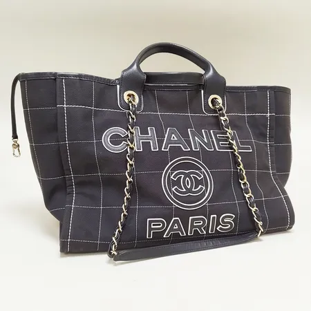 Väska Chanel Deauville tote med pouch, bomull och läder, beslag i gulmetall, ca 38x17x31, serie nr A3TH70H9, bruksslitage, invändiga fläckar, inga tillbehör.