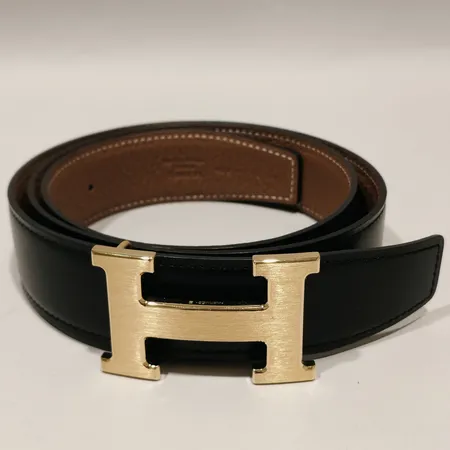 Bälte Hermès längd 102cm AA 200 bredd 32mm , stämplat Paris made in France, gulmetall H-spänne, fint skick, två extra hål i bälte, dustbag