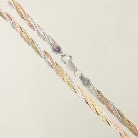 Collier flätad längd 41,5cm bredd 4,5mm trefärgad silver 925/1000 Vikt: 8,6 g på auktion i Solna hos Pantbanken Sverige
