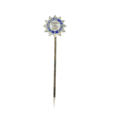 Nålmärke silver 830/1000 L M Ericsson, emalj, längd 48 mm Vikt: 1,2 g