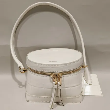 Väska Jacquemus Le vantio, modellnummer:241BA398-3164115, mått 10,5x14x15cm, innerfack för kort, beslag i gulmetall, etikett, dustgag,