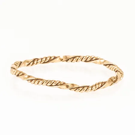 Tvinnad ring stl:18¼ bredd 1,5mm, något ojämn i formen, 14K 0,7g.
