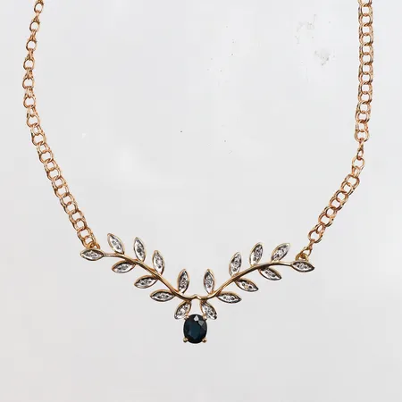 Collier bismarck med små diamanter och Safir, GHA, längd 42cm, bredd 2,5-13,1mm, vitguldsdetaljer, 18K. Vikt: 5,4 g
