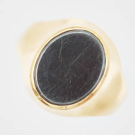Ring med hematit stl: ca 17¼ bredd: ca 3-15mm Guldvaruhuset Aktiebolag år 1954 med svensk kontrollstämpel 18K Vikt: 4,8 g