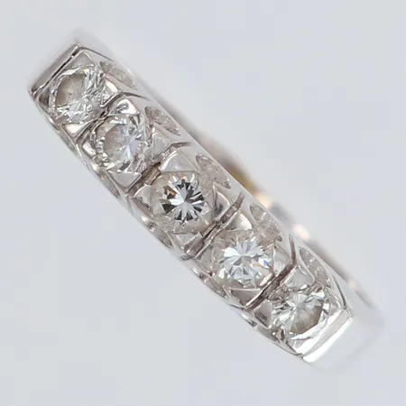 Ring med diamanter 5 x 0,10ct stl:17¾ bredd 4,5mm Ahlen & Samuelson år 1976 vitguld 18K Vikt: 5,6 g