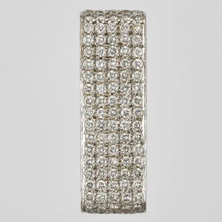 Hänge med 125 diamanter totalt ca 1,25ctv briljantslipade Artmetall längd: ca 2,5cm bredd: ca 8mm graverad vitguld 18K Vikt: 7,4 g