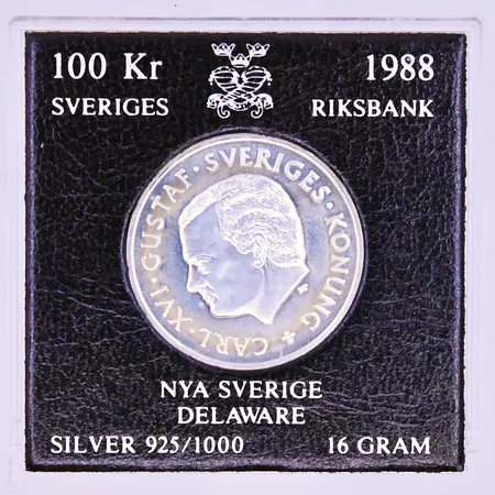 Mynt Carl XVI Gustaf Ø32 mm 100kr 1638-1988 plast etui silver 925/1000. Vikt: 16 g