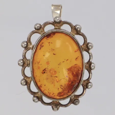 Hänge med bärnsten, längd 30mm, omgjord brosch 925/1000 silver Vikt: 4,6 g