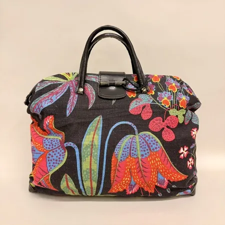 Väska, 50x32cm, Firma Svenskt Tenn, linnetyg: Under ekvatorn design Josef Frank, linne, rött tygfoder, svarta läderdetaljer, lätt tygslitage