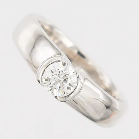 Ring med diamant 1 x ca 0,36ct kvalitet TCr(I)/P, stl15½, bredd 5mm, 18K vitguld. Vikt: 6,4 g