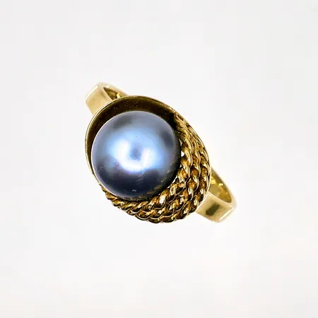Ring med blå pärla Ø9mm, stl 17½, bredd 2,5-11mm 18K Vikt: 4,6 g