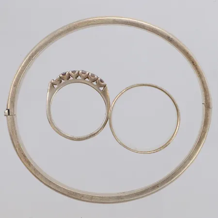 Stelt armband, 1 Ring, stl: 22, 1 Ring med vita stenar, sten saknas, bucklor, skevt, 925/1000 silver Vikt: 31,6 g