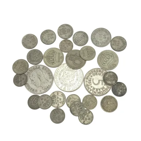 Parti svenska silvermynt och ett utrikiskt, 400-800/1000, finvikt cirka 57g Vikt: 57 g