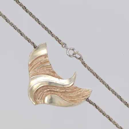 Collier, längd 45cm, med hänge bredd 42mm, 925/1000 silver Vikt: 14,2 g