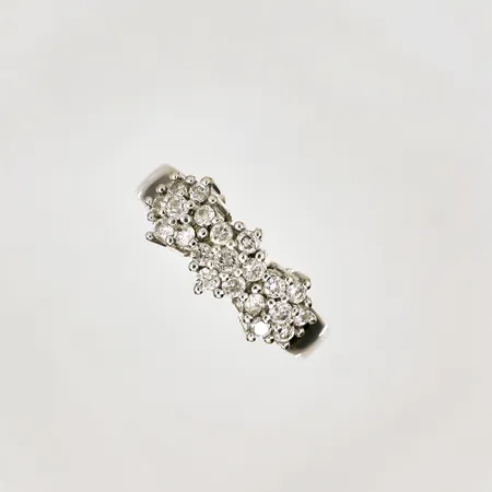 Ring med diamanter 18xca0,03ct samt 3xca 0,06ct stl 17½, bredd 2,9-8,2mm, vitguld 14K Vikt: 6,4 g