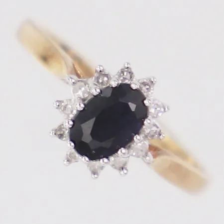 Ring diamanter 0,10ctv enligt gravyr troligen safir stl:16, bredd 1,5-8,8mm, 9K  Vikt: 1,5 g