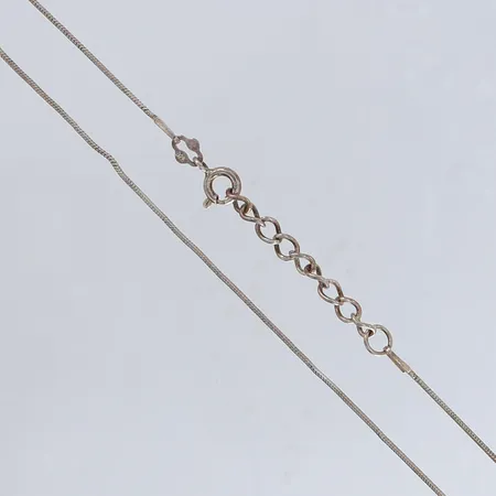 Kedja ormlänk justerbar längd 46-49cm bredd 0,9mm något ojämn, Silver 925/1000. OBS Ändrad beskrivning 18-09-2026 Vikt: 3,3 g