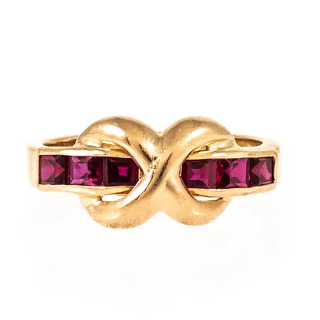 Ring med röda stenar stl:16½ bredd 2,3-8,4mm, 18K 3,1g. 