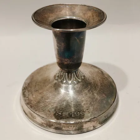 En udda ljusstake höjd 64mm fylld botten gravyr silver bruttovikt 101,6g Vikt: 101,6 g