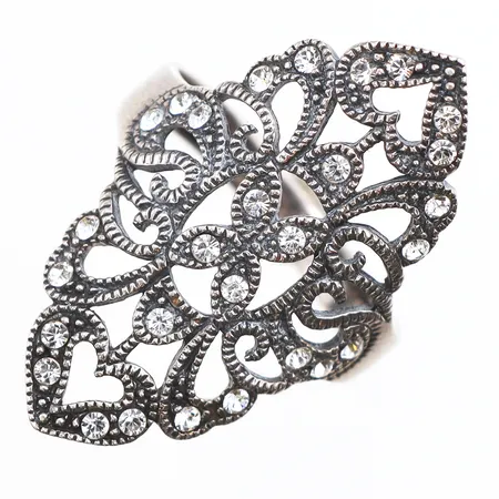 Ring med vita stenar, stl:19, bredd 3,2-30mm, 925/1000 silver. Vikt: 4,3 g