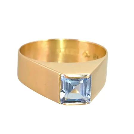 Ring i 18K guld med ljusblå Spinell 5x5 mm, Hedbergs Guld & Silver (HSG), svensk kontrollstämpel, stl:15¼ mm, bredd 4,7 - 5,8 mm, sten med lätt slitage Vikt: 2,8 g