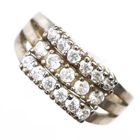 Ring med vita stenar, stl:17¾, bredd 2,3-9,8mm, något skev skena, 925/1000 silver. Vikt: 4,5 g