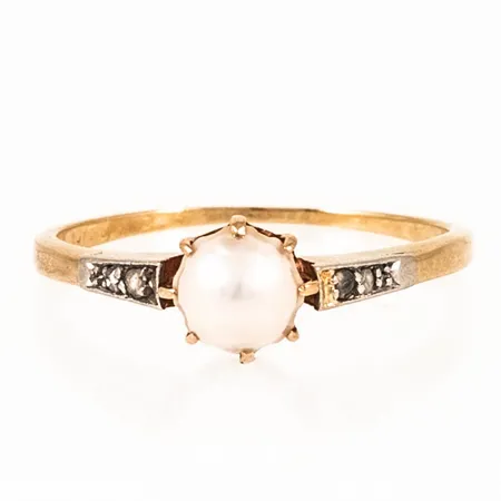 Ring med en halvpärla och 4 gammalslipade diamanter totalt ca 0,02ct stl:16¼ bredd 0,6-6mm, 18K 1,7g.
