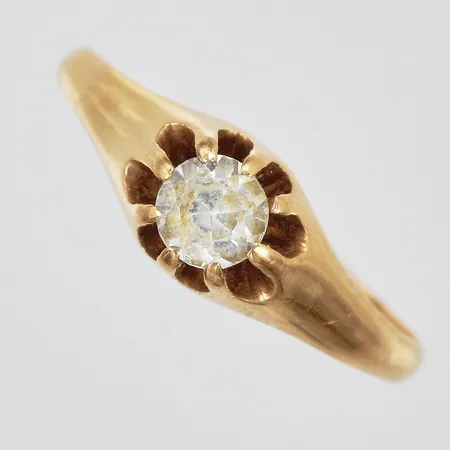 Ring med vit sten GD&Co stl: ca 18¼ bredd: ca 1-6mm 18K  Vikt: 2,5 g