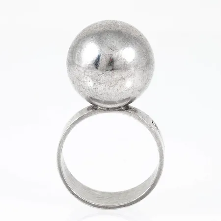 Ring med slät kula Ø16mm stl:17½ bredd 8-16mm, stämplad P9 (1965), HANSEN (Hans Hansen, Stockholm), S, kattfot, silver 8,8g.