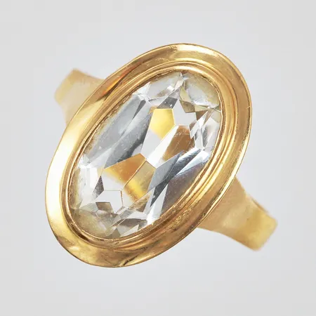 Ring med syntetisk vit sten JEB 1942 stl: ca 18½ bredd: ca 3mm Ø: ca 19mm graverad 23/18K  Vikt: 7,8 g