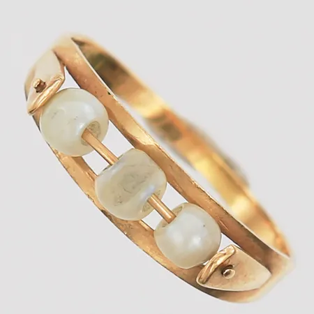 Ring med obundna odlade sötvattenpärlor, stl17¼, bredd 5mm, 18K Vikt: 1,8 g