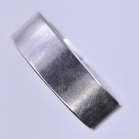 Ring stl:19 bredd 7 mm vitguld 18K. Vikt: 12,1 g