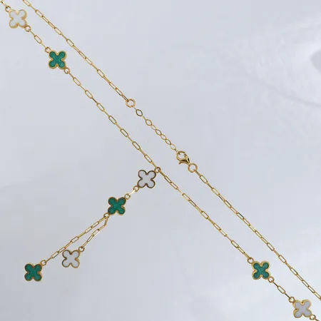 Collier med emaljdetaljer längd 42-45cm bredd 2-19mm hägnade del 7cm OBS! Ej märkesdesign 21K Vikt: 10,5 g