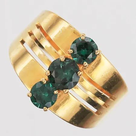 Ring med gröna stenar stl:16¾, bredd 3-13mm, 18K Vikt: 4,7 g