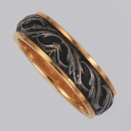 Ring med monel stl:17¾, bredd 6mm, gravyr, 18K Vikt: 5,3 g