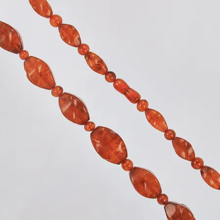 Collier med bärnstenar längd: ca 60 cm bredd: ca 8-15mm
