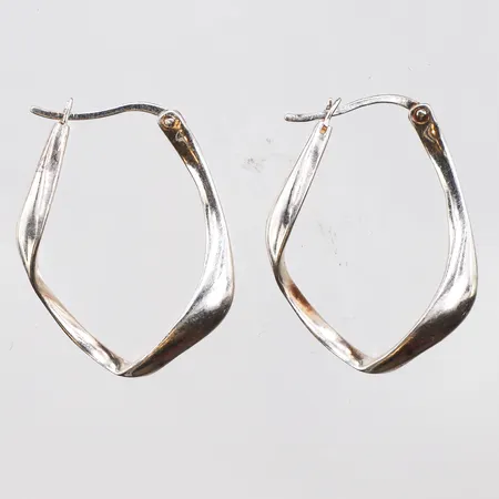 Örhängen, längd 27,7mm, bredd 2,3mm, 925/1000 silver.  Vikt: 3,8 g